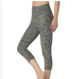 Beyond yoga high waisted jungle fern capri